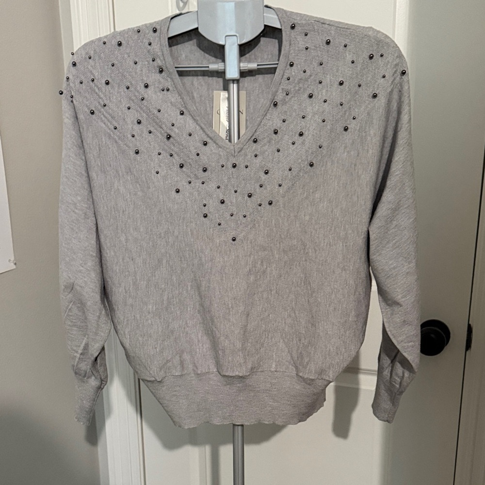 Carmen Marc Valvo Light Gray Knit Top